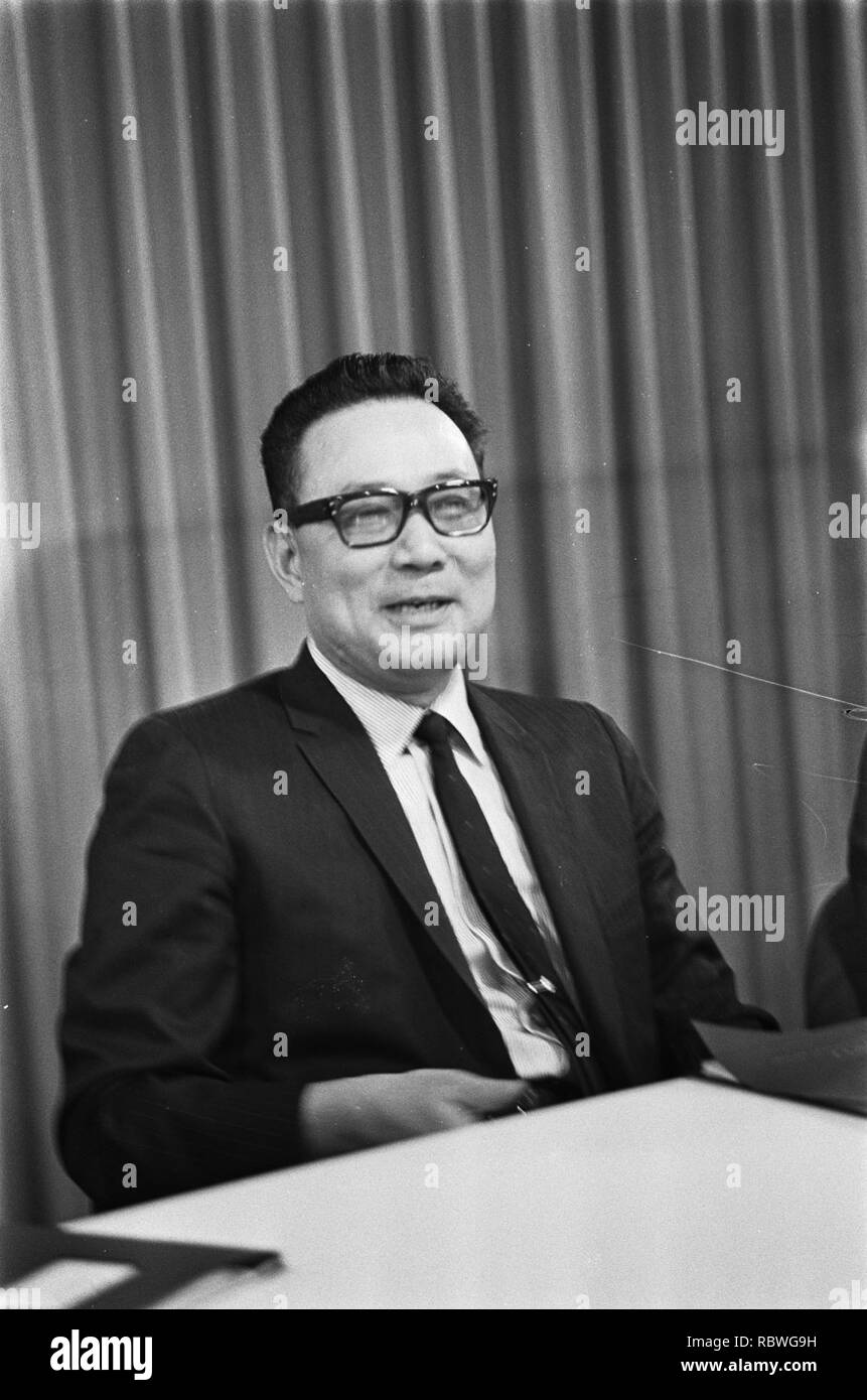 Aankomst Philippijnse financiele missie onder leiding van hr. E. Ocampo , direkt, Bestanddeelnr 921-1966. Stock Photo