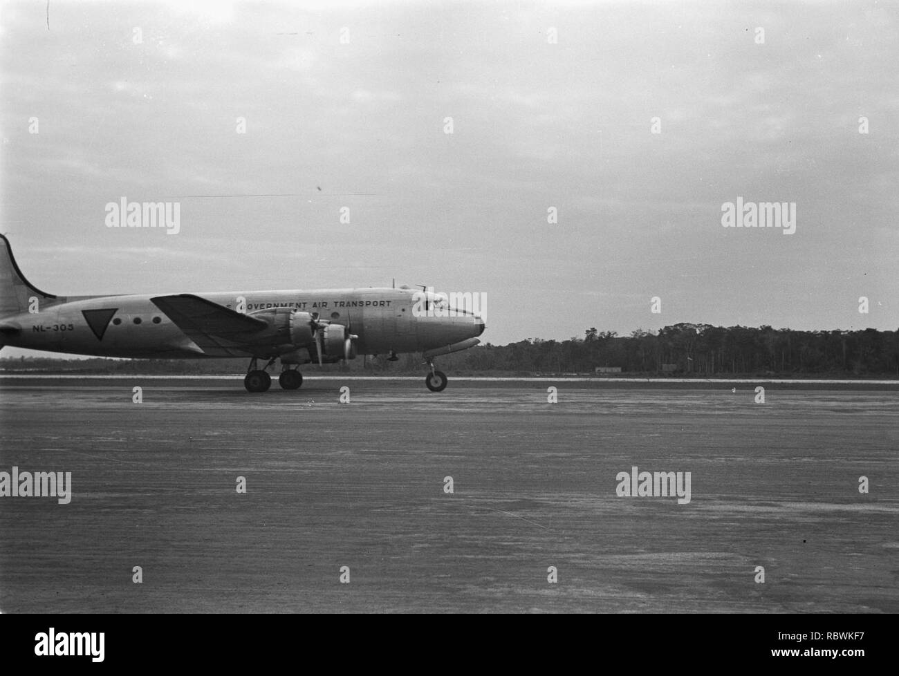 Aankomst van het eerste vliegtuig van de KLM in West-Indie, Bestanddeelnr 901-5530. Stock Photo
