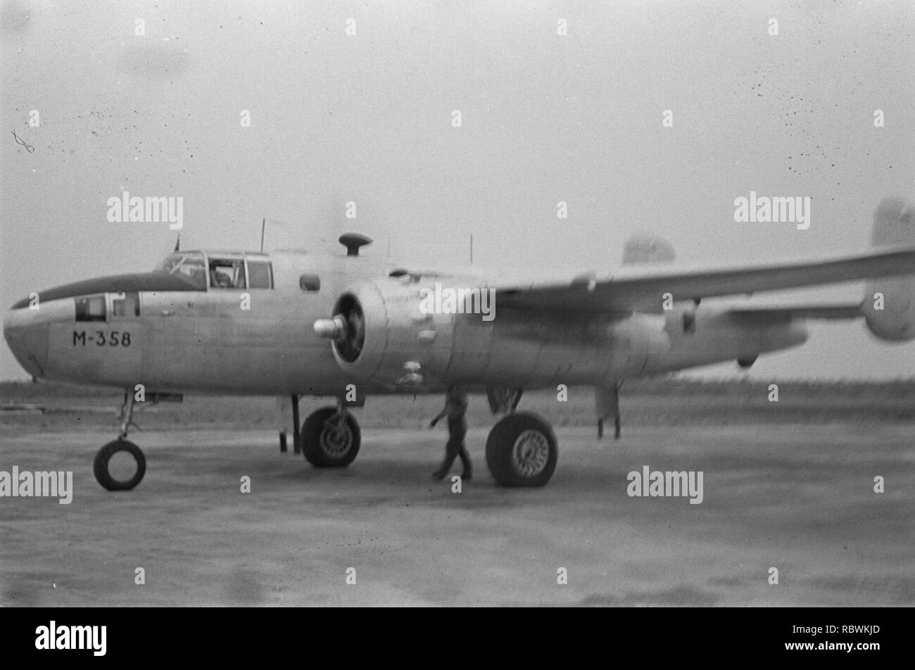 Aankomst van het vliegtuig van luitenant-gouverneur-generaal Van Mook en Legerco, Bestanddeelnr 369A-1-2. Stock Photo