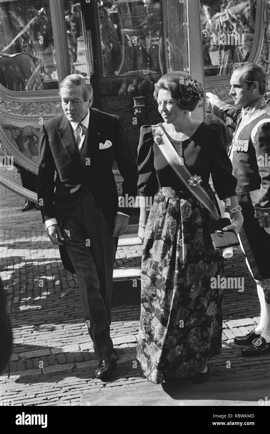 Aankomst van koningin Beatrix en prins Claus bij de Ridderzaal op het Binnenhof, Bestanddeelnr 932-7057. Stock Photo