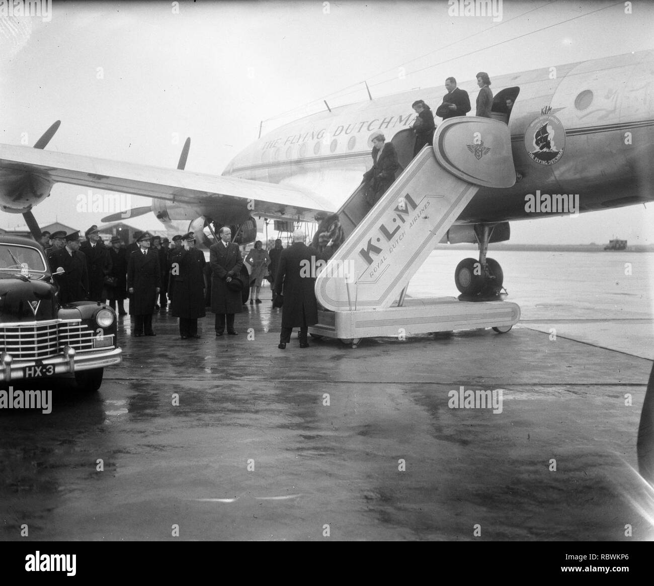 Aankomst van koningin wilhelmina en prinses juliana met een vliegtuig van de klm, Bestanddeelnr 934-6700. Stock Photo