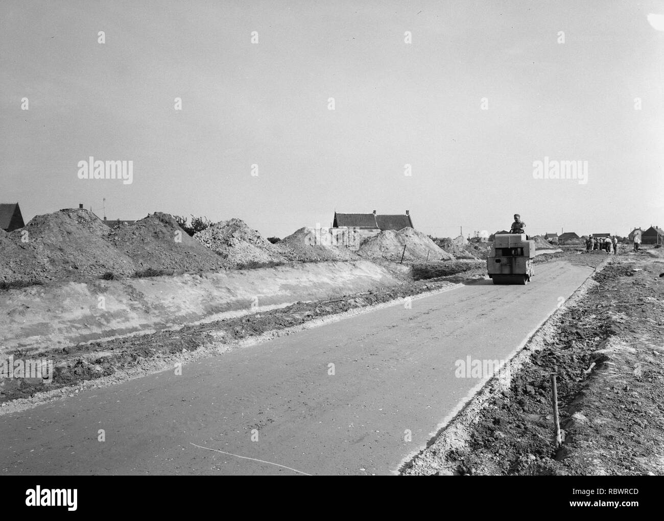 Aanleg en verbeteren van wegen, dijken en spaarbekken, wegfundering, poortvliet, Bestanddeelnr 161-0751. Stock Photo