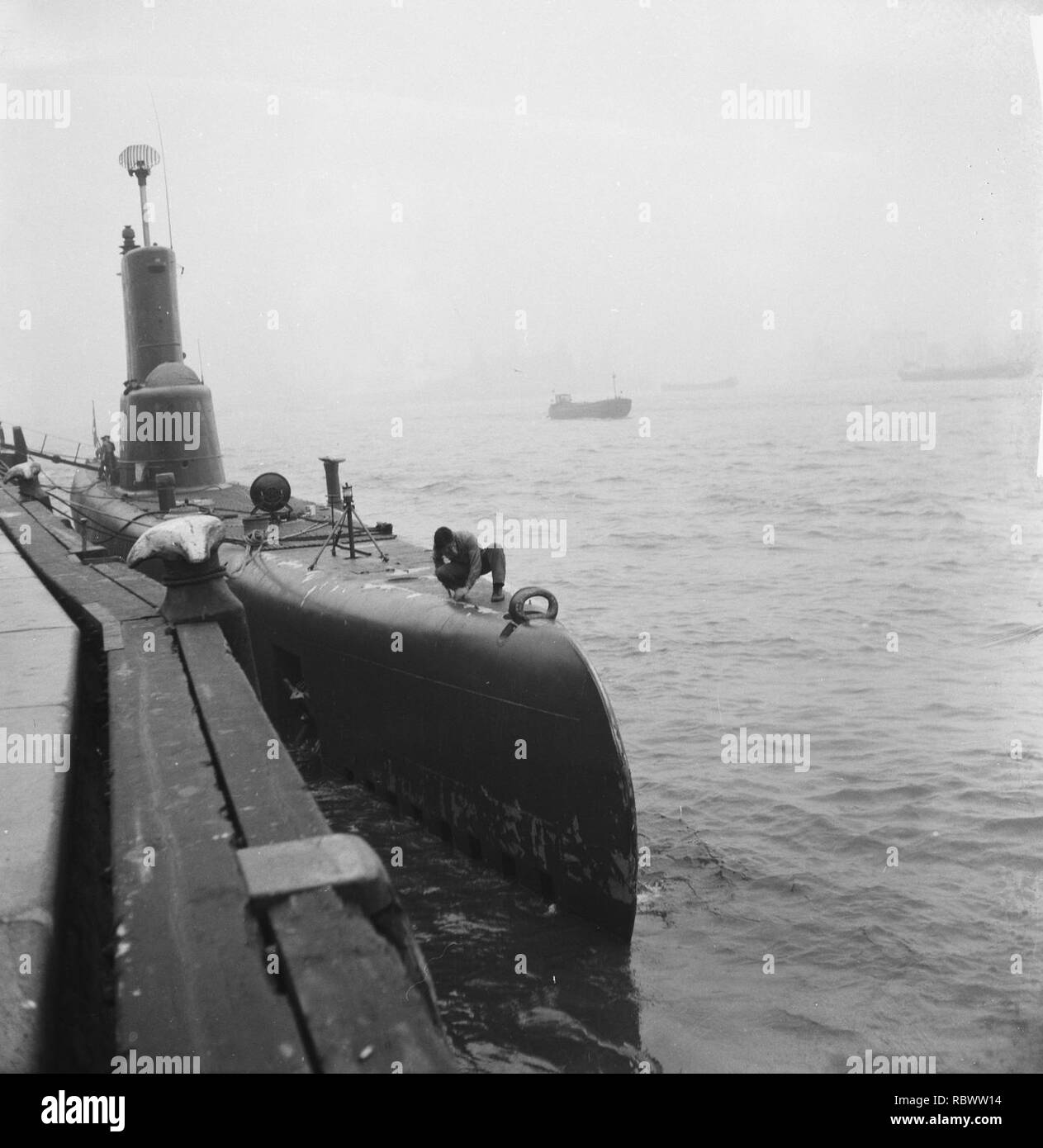 Aanvaring tussen onderzeeer en vrachtschip. Beschadigd schip, Bestanddeelnr 913-1944. Stock Photo