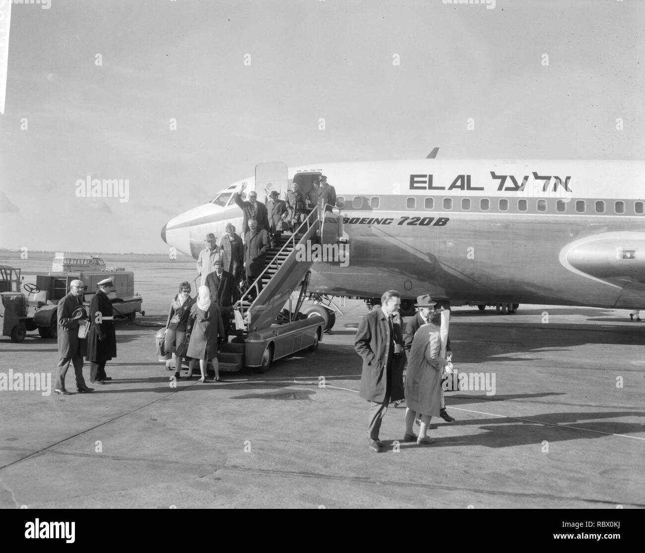 Abonnees Haagsche Courant terug uit Israel (opdracht Haagsche Courant ), Bestanddeelnr 917-4108. Stock Photo