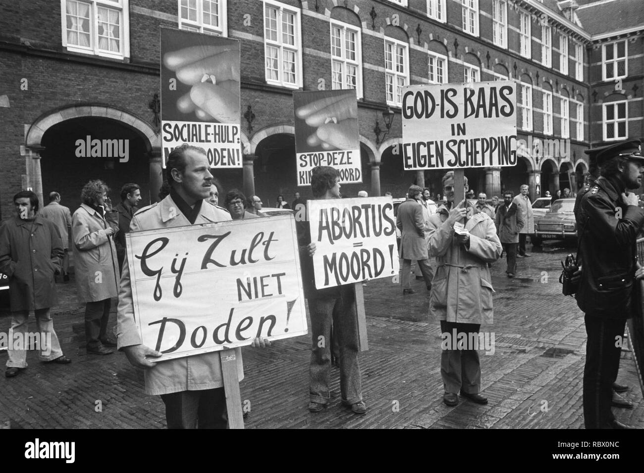 Abortus-demonstratie op Binnenhof, Bestanddeelnr 927-5499. Stock Photo