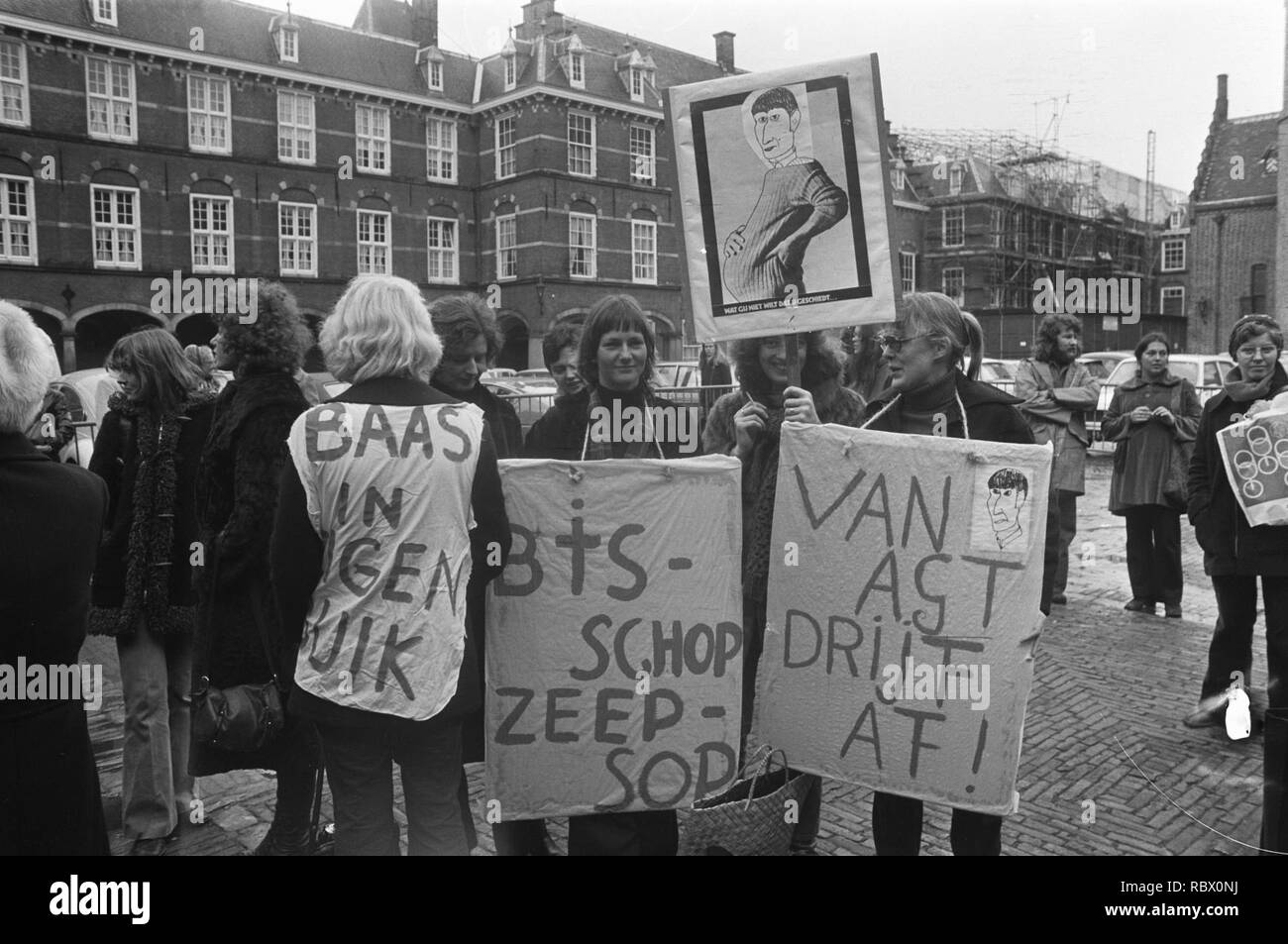 Abortus-demonstratie op Binnenhof, voorstanders van abort (oa met bord van zw, Bestanddeelnr 927-5497. Stock Photo