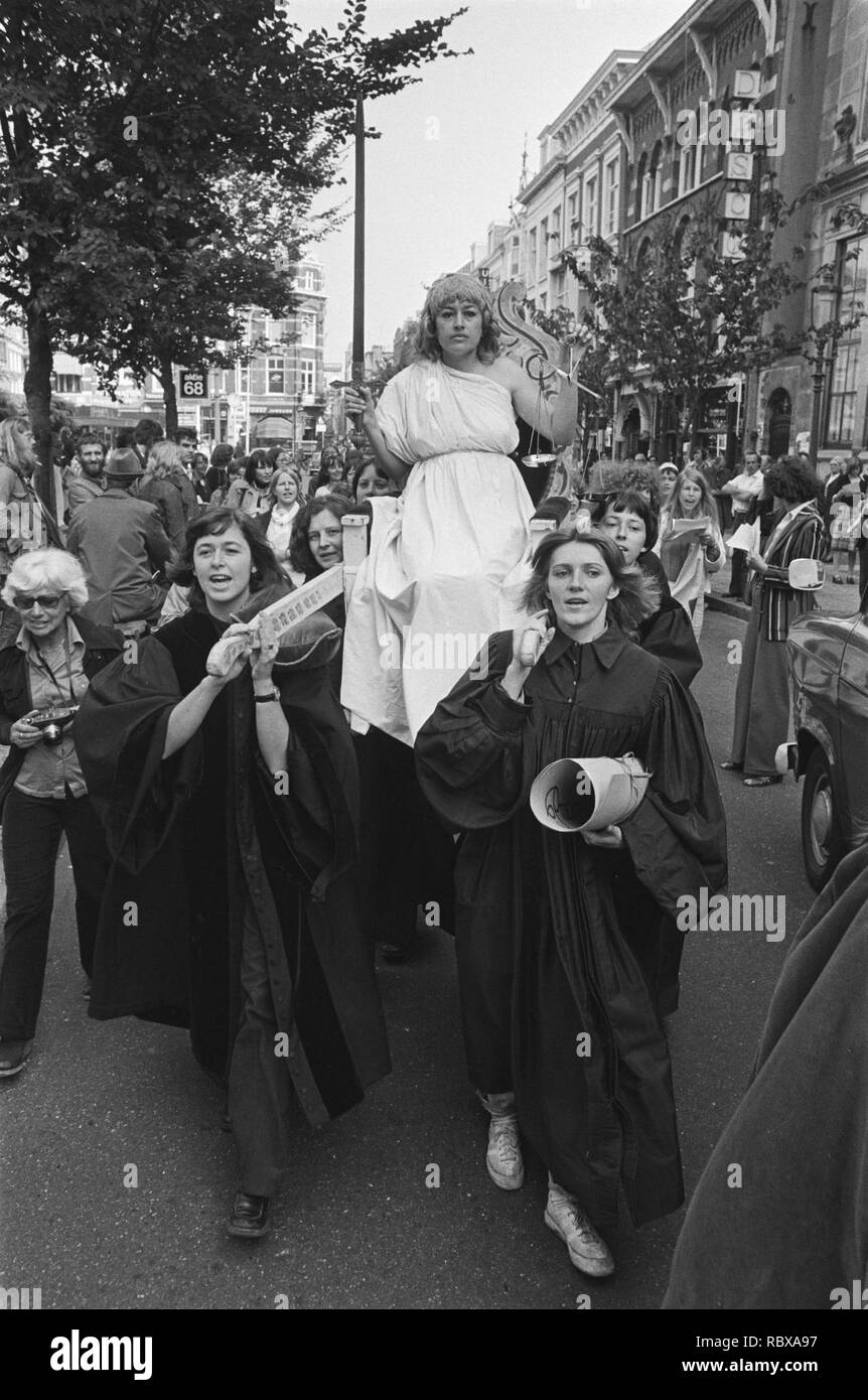 Actiegroep Wij vrouwen eisen demonstreert in rol van Vrouwe Justitia ( zij al, Bestanddeelnr 929-3686. Stock Photo