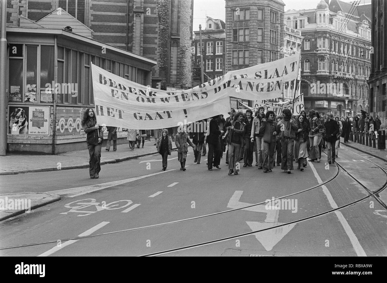 Actiegroepen uit Nieuwmarktbuurt demonstreren tegen sloop Amsterdam demonstrant, Bestanddeelnr 927-7872. Stock Photo
