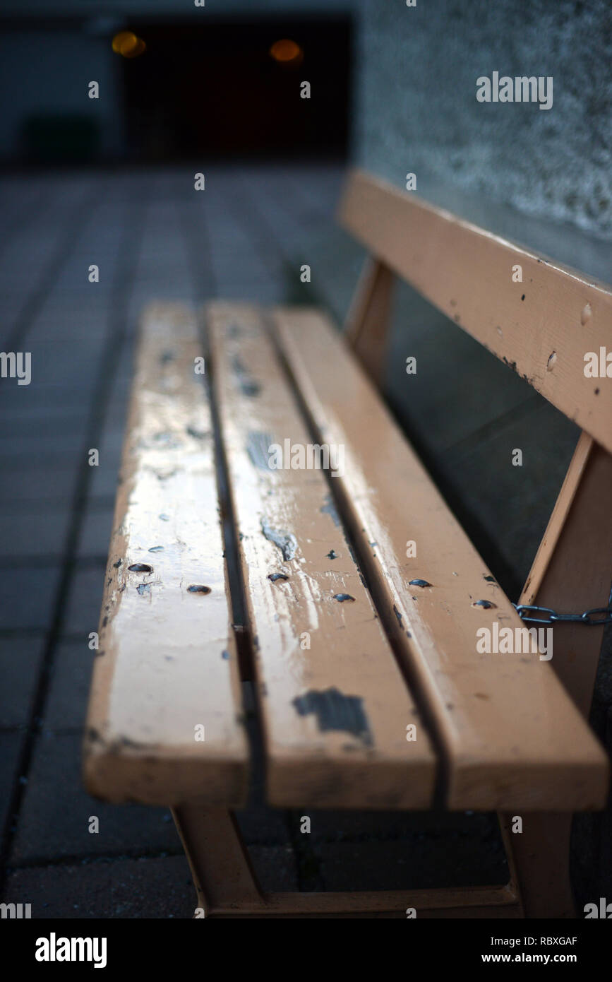 Rain on bench hi-res stock photography and images - Alamy