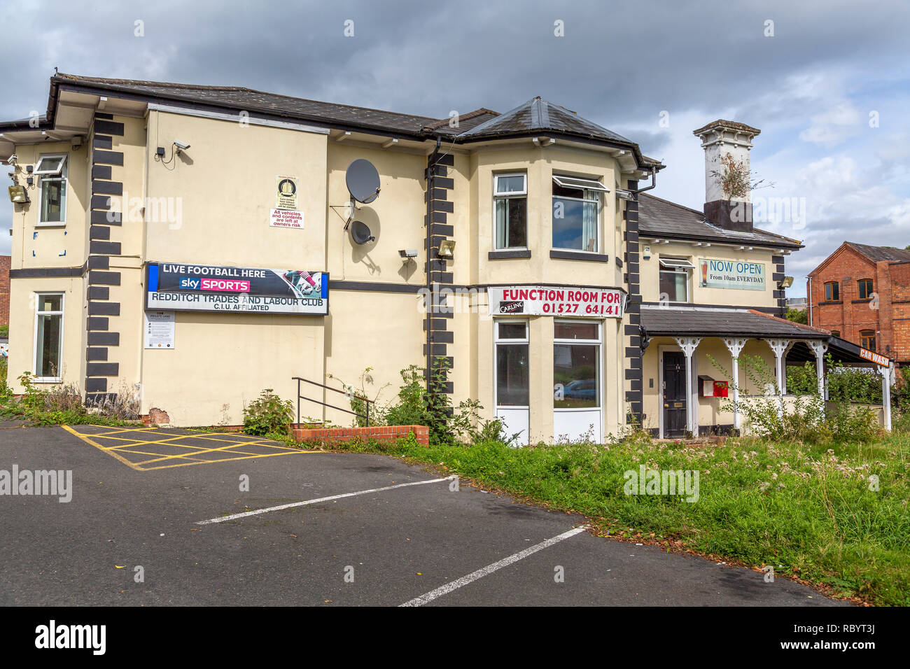 Derelict Trades & Labour Club in Redditch, waiting for demolition. Stock Photo