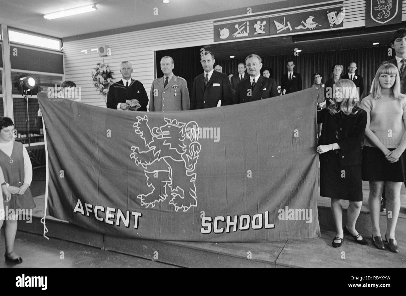 Afcent-school te Brunssum geopend. Mr. R. V. M. Benn (dir.), generaal van  Kielma, Bestanddeelnr 920-8366 Stock Photo - Alamy, image size:1300x947