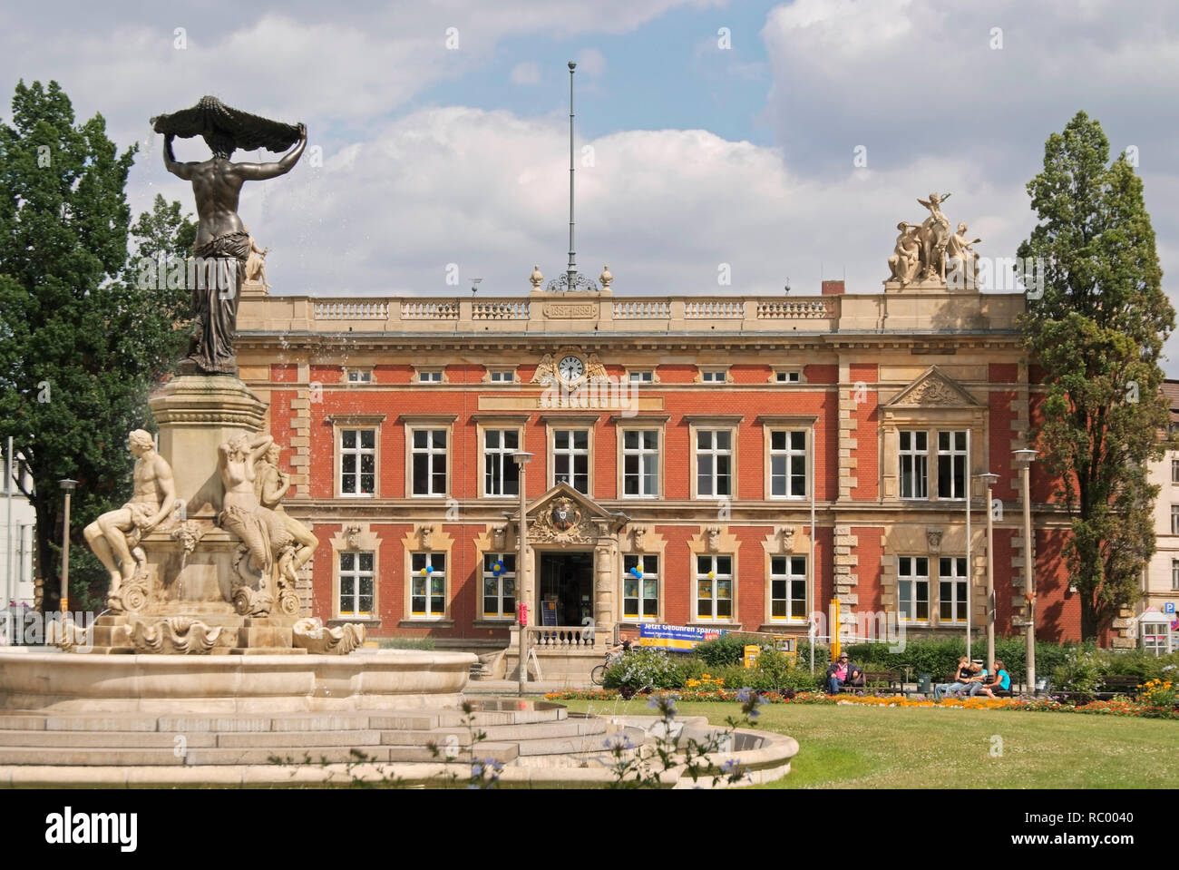 Postplatz mit Postamt, Kaiserliches Post- und Telegraphenamt, und dem Brunnen Muschelminna, Görlitz, Sachsen, Deutschland, Europa | Postplatz, Post pl Stock Photo