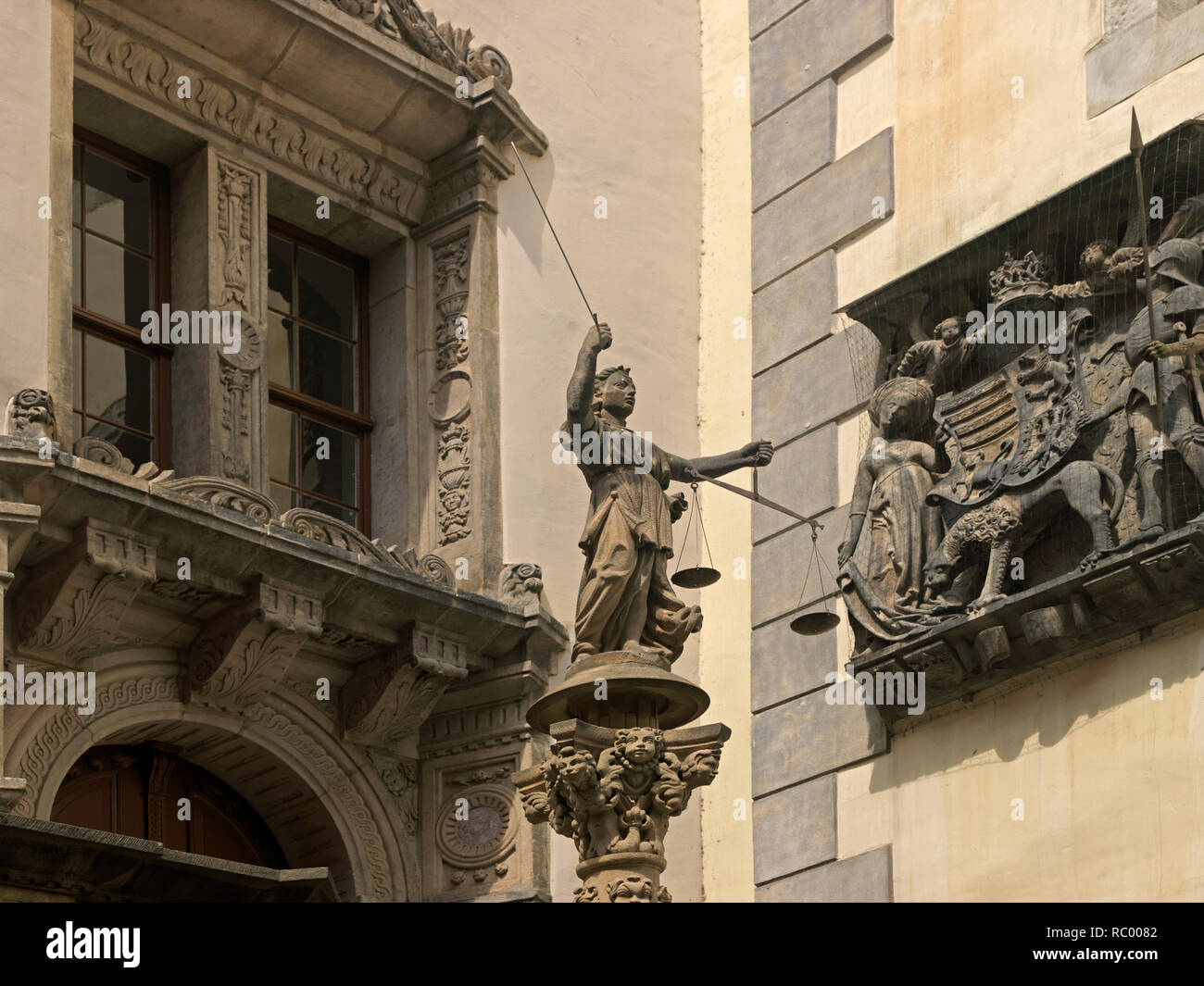 Alte Rathaus mit Justitia und Wappenrelief Görlitz, Sachsen ...