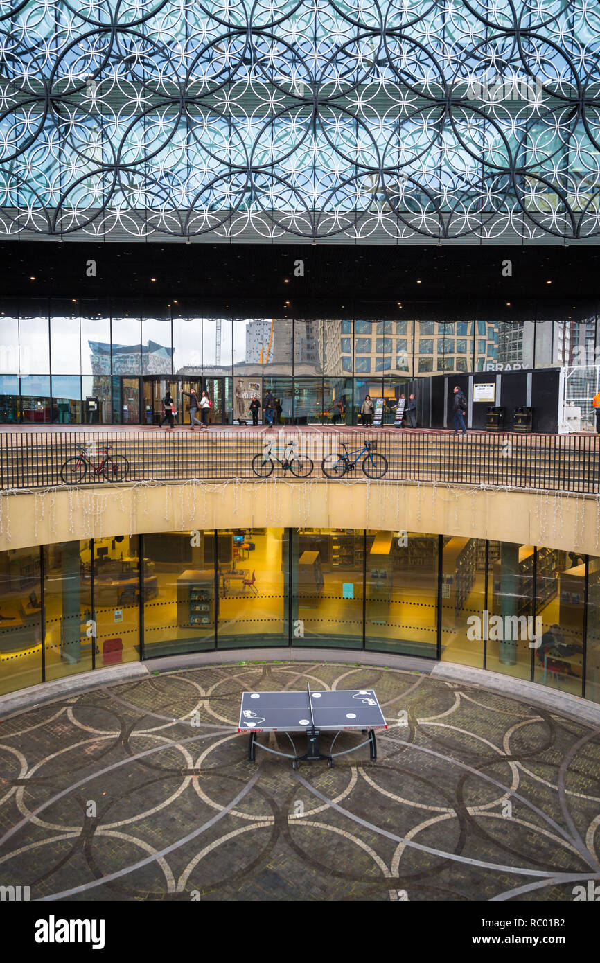 Table tennis table outside hires stock photography and images Alamy