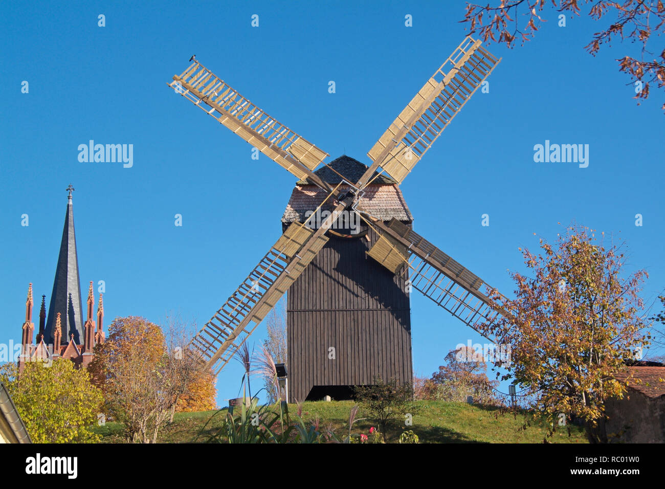 Werder, Havel, Bockwindmühle auf derm grünen Hügel, Landkreis Potsdam-Mittelmark, Brandenburg | Werder Havel, windmill on the green hill, district Pot Stock Photo