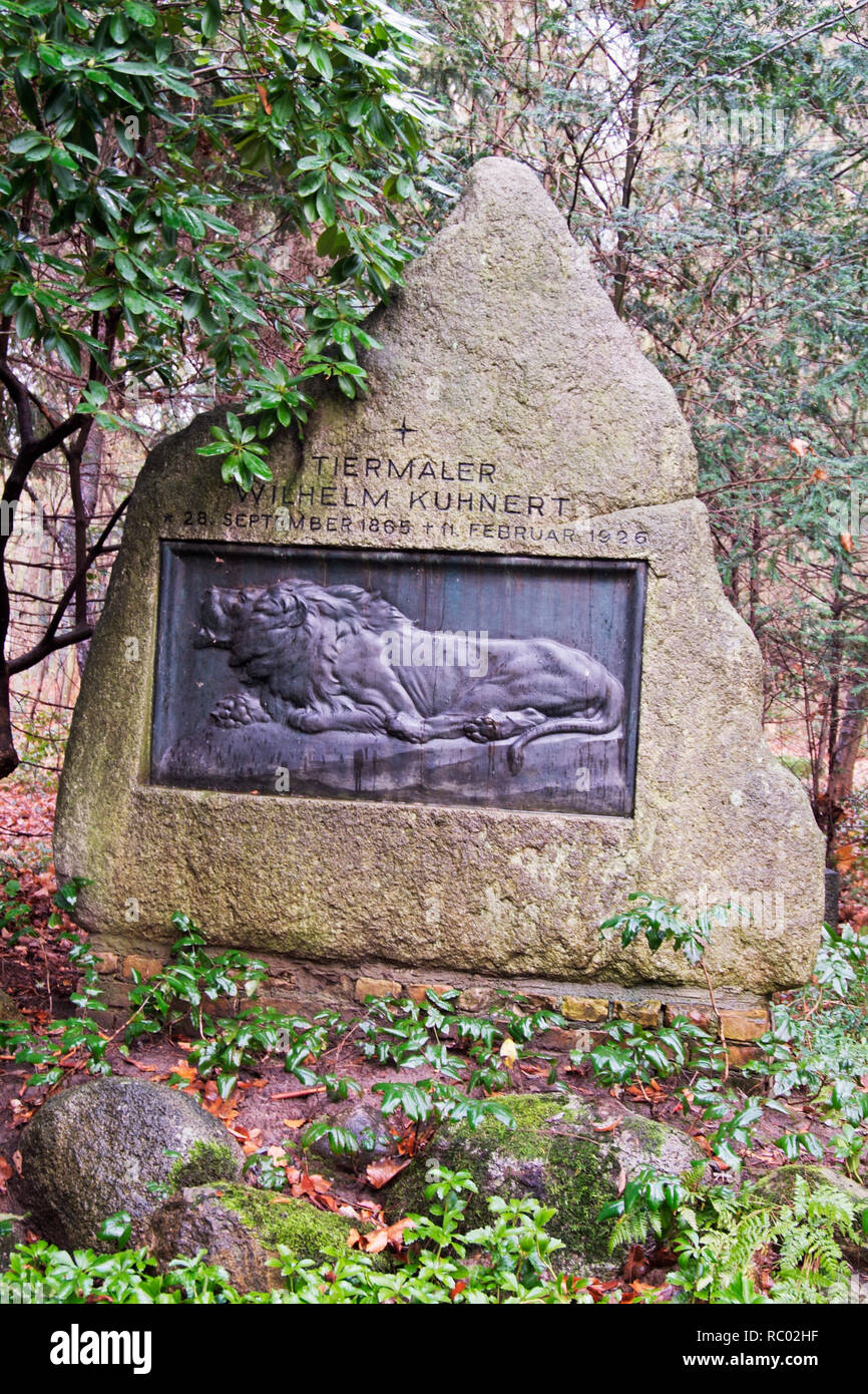 Südwest Kirchhof Stahnsdorf, Grabstätte von Wilhelm Kuhnert, Tiermaler, Berlin, Deutschland, Europa | Southwest Churchyard Stahnsdorf, grave yard Wilh Stock Photo