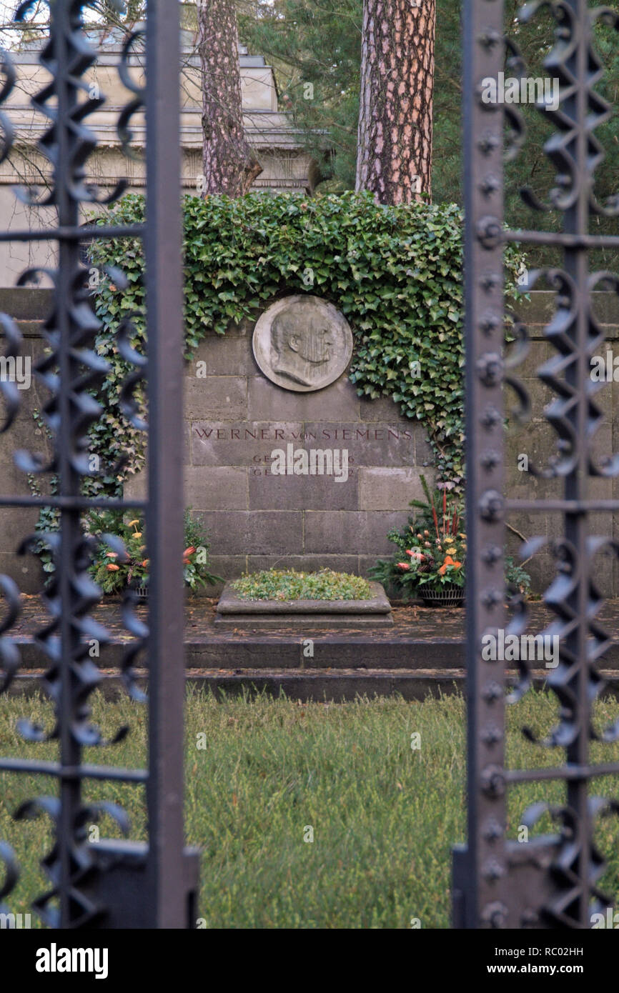 Südwest Kirchhof Stahnsdorf, Grabstätte der Familie von Siemens, Werner von Siemens, Industrieller, Berlin, Deutschland, Europa | Southwest Churchyard Stock Photo