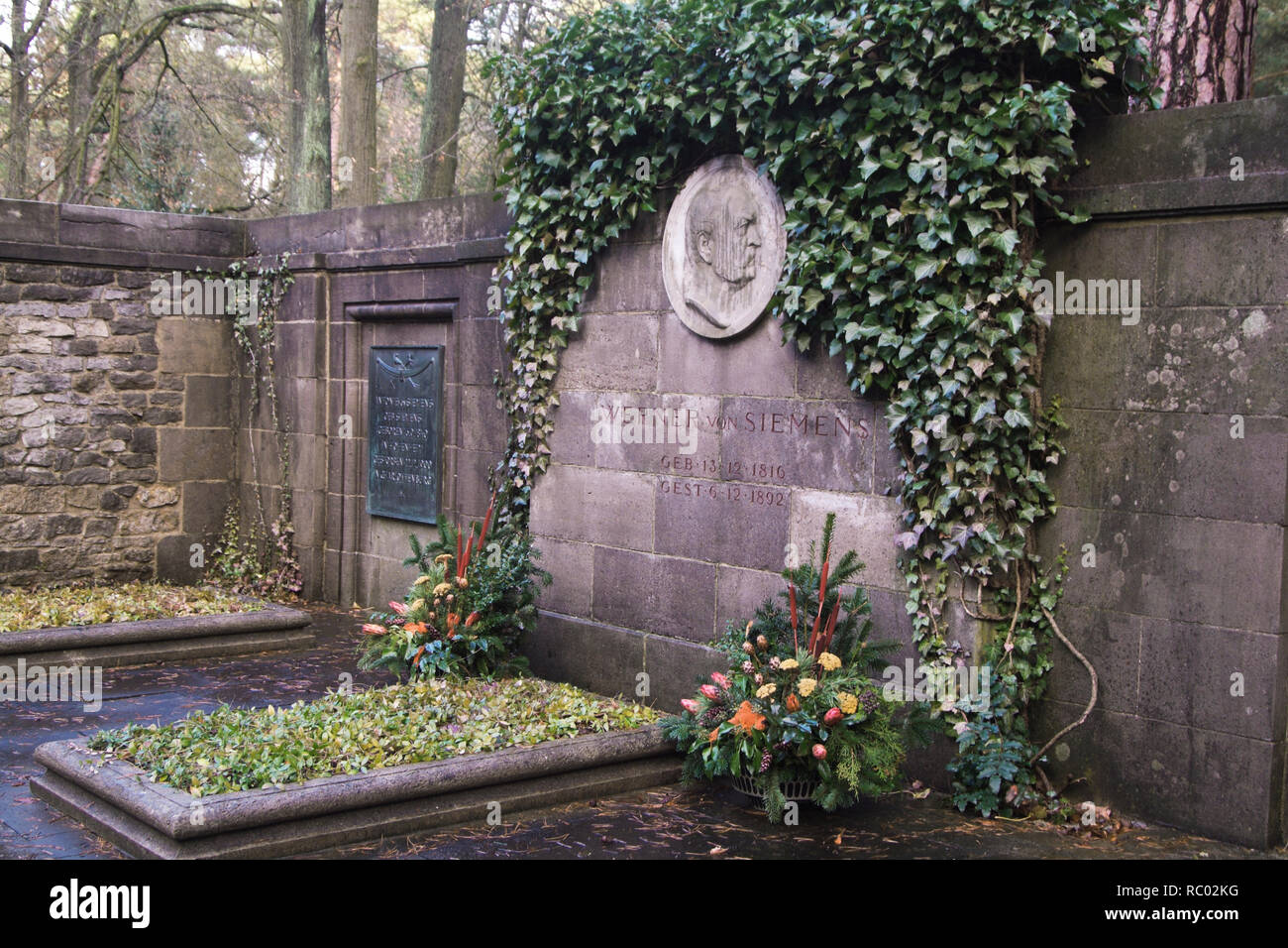 Südwest Kirchhof Stahnsdorf, Grabstätte der Familie von Siemens, Werner von Siemens, Industrieller, Berlin, Deutschland, Europa | Southwest Churchyard Stock Photo