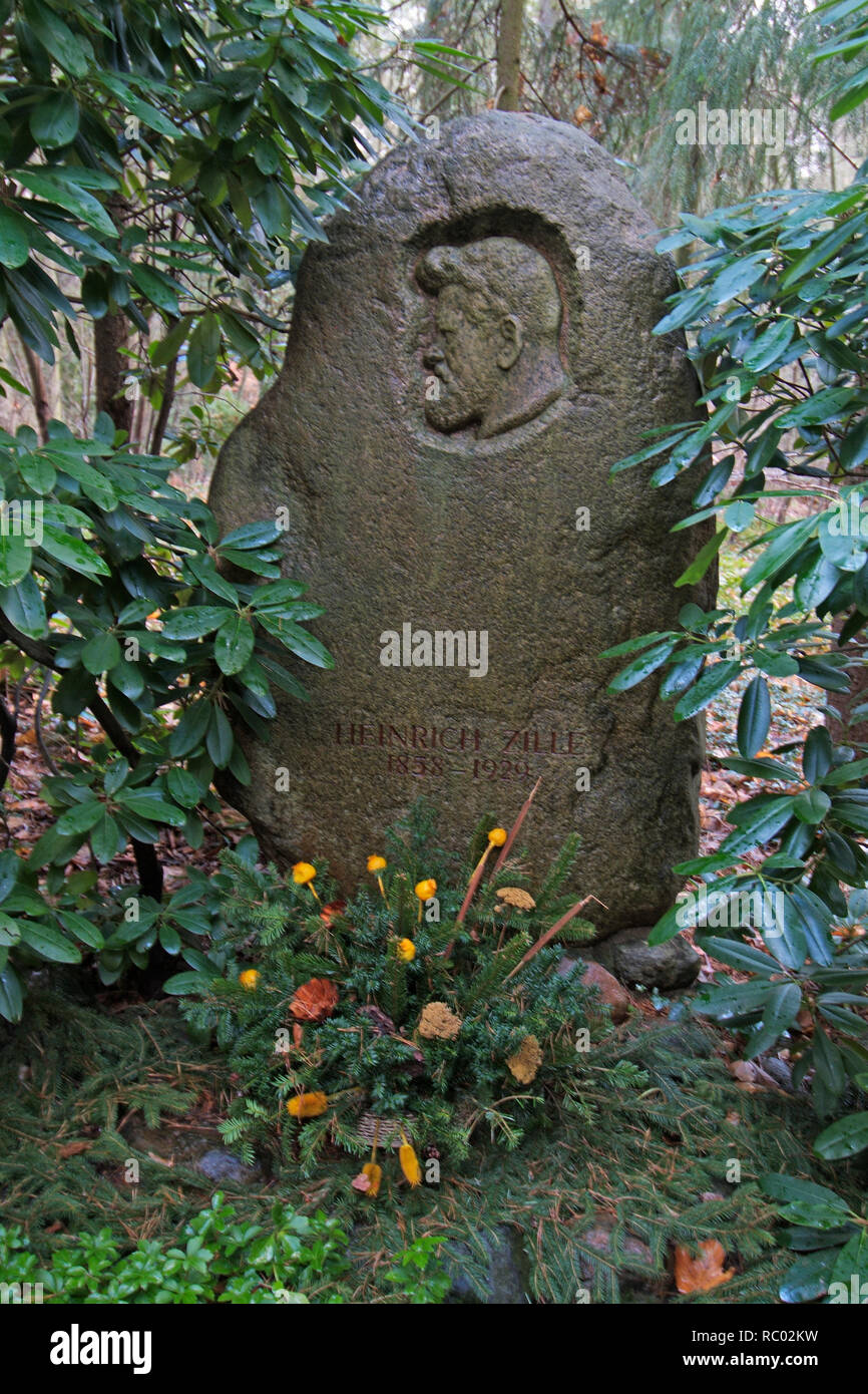 Südwest Kirchhof Stahnsdorf, Grabstätte von Heinrich Zille, Maler und Fotograf, Berlin, Deutschland, Europa | Southwest Churchyard Stahnsdorf, grave y Stock Photo