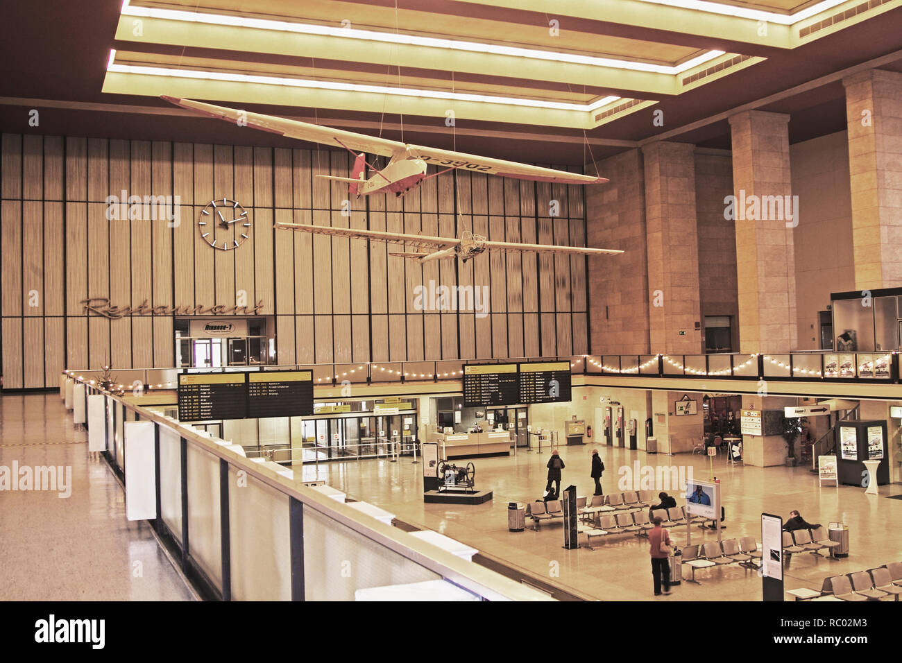 Flughafen Tempelhof, Abfertigungshalle, Berlin, Deutschland, Europa | Tempelhof airport, terminal building, Berlin, Germany, Europe Stock Photo