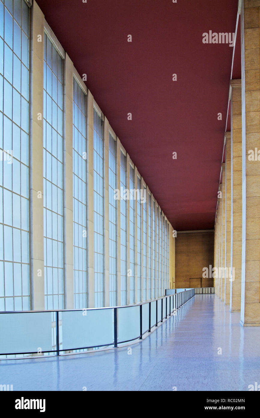 Flughafen Tempelhof, Abfertigungshalle, Berlin, Deutschland, Europa | Tempelhof airport, terminal building, Berlin, Germany, Europe Stock Photo