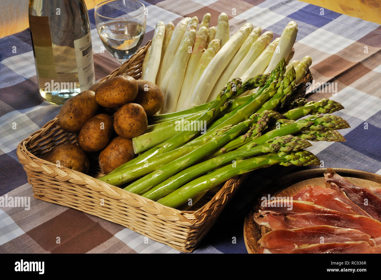 weißer und grüner Spargel mit Schinken Stock Photo