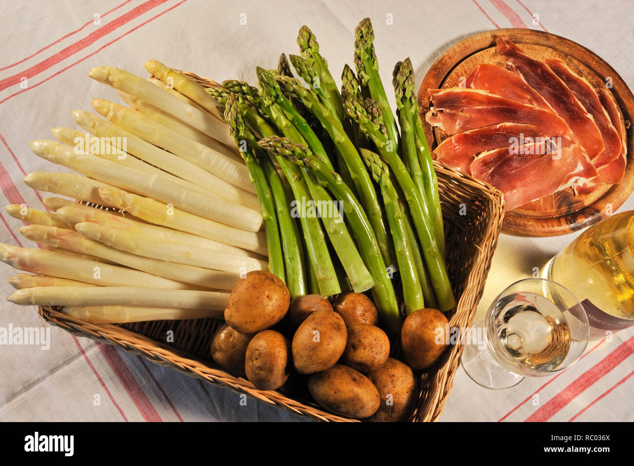 weißer und grüner Spargel mit Schinken Stock Photo