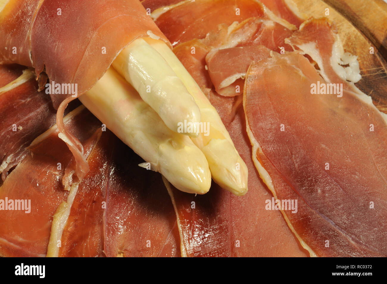 weißer und grüner Spargel mit Schinken Stock Photo