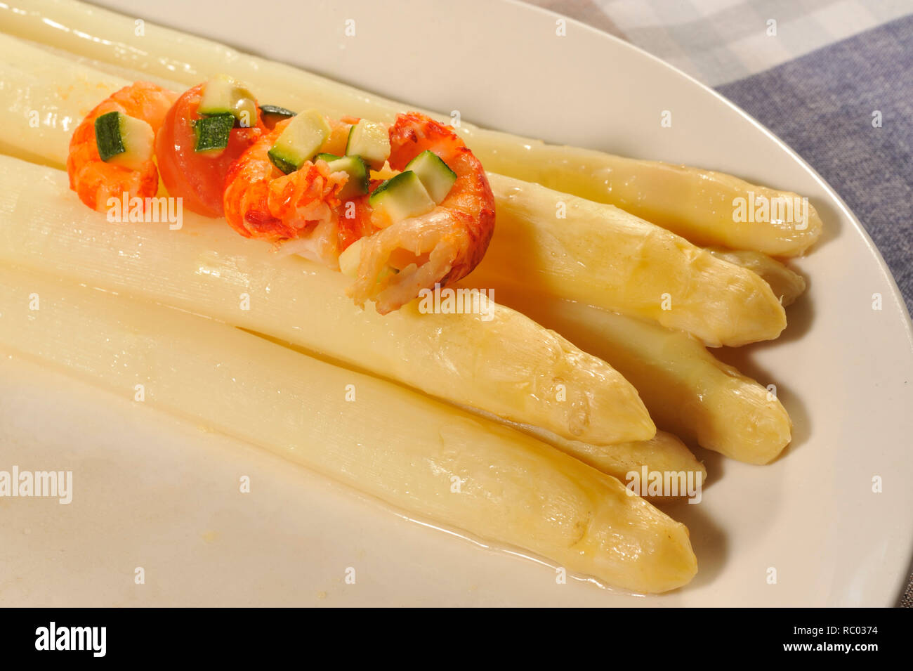 weißer Stangenspargel mit Flusskrebsen | white Asparagus with river crayfish Stock Photo