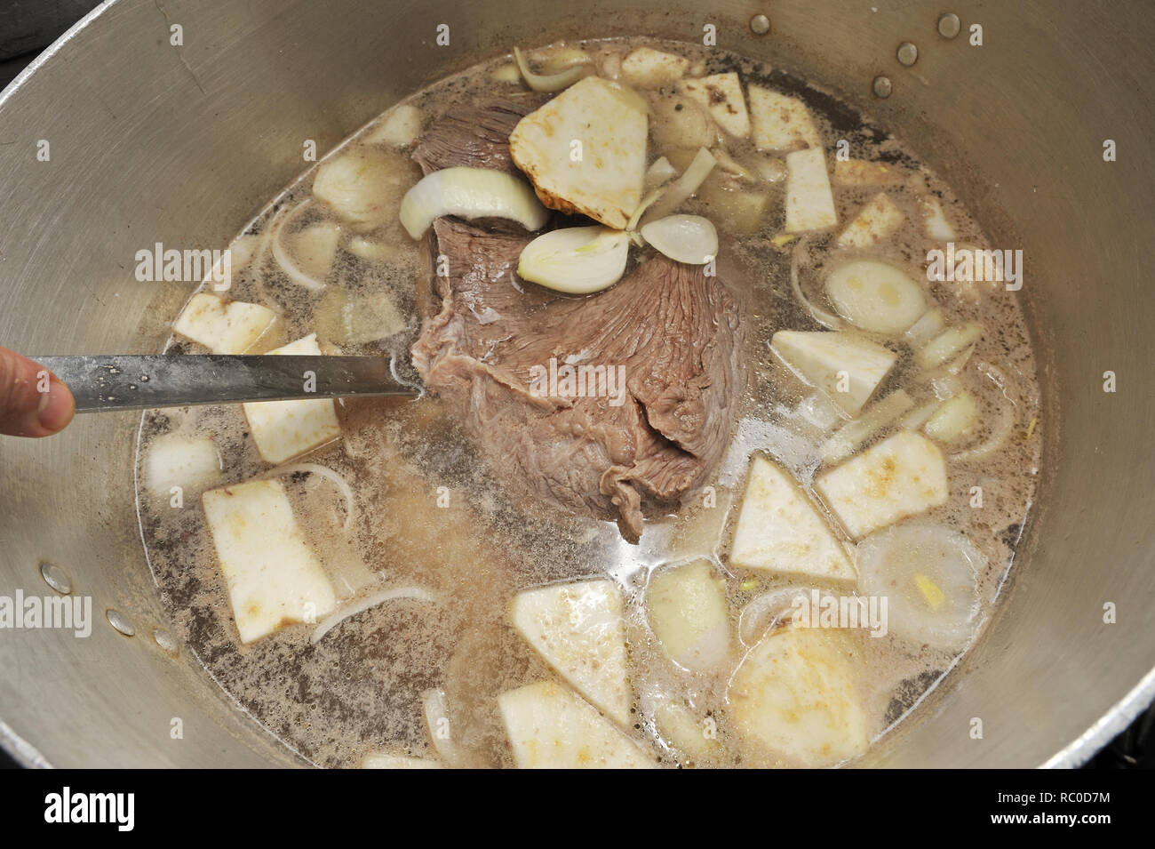 Tafelspitz wird im großen Kochtopf zubereitet | prime boiled beef beeing prepared, soured Stock Photo
