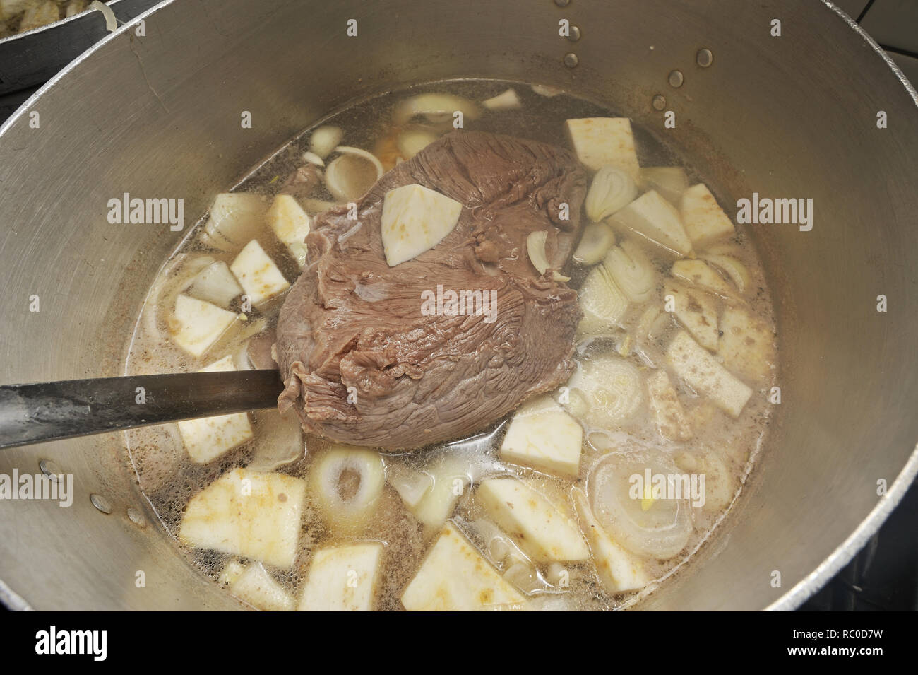 Tafelspitz wird im großen Kochtopf zubereitet | prime boiled beef beeing prepared, soured Stock Photo