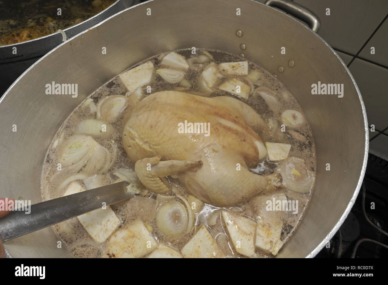 Suppenhuhn wird im großen Kochtopf zubereitet | boiling fowl, hen, beeing prepared Stock Photo