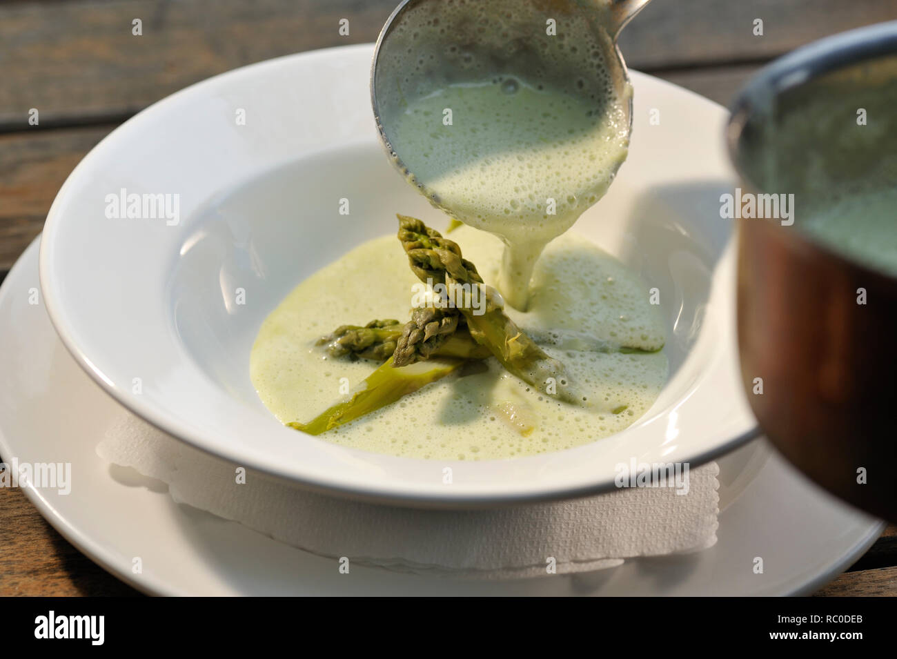 Suppe aus grünem Spargel, grüne Spargelsuppe | green Asparagus soup Stock Photo