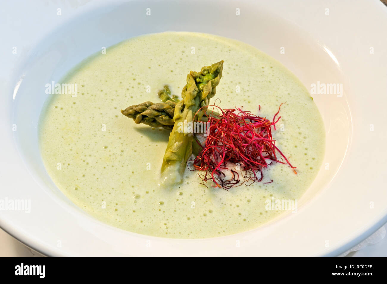 Suppe aus grünem Spargel, grüne Spargelsuppe | green Asparagus soup Stock Photo