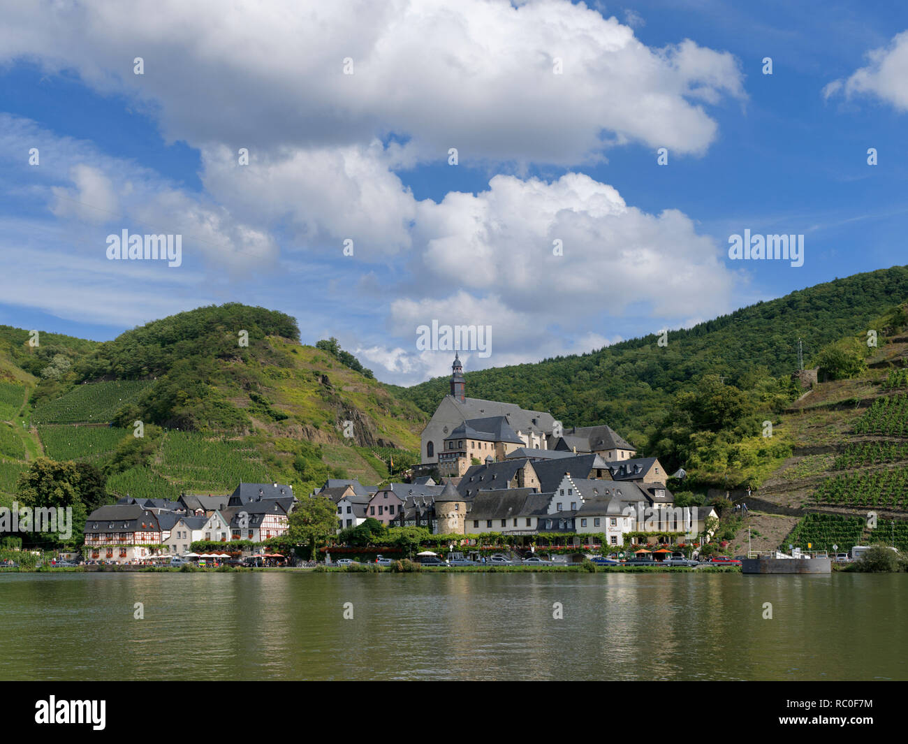 Blick über die Mosel auf  Beilstein, Mittelmosel,  Landkreis Cochem-Zell, Rheinland-Pfalz, Deutschland, Europa | view over the river Moselle to Beilst Stock Photo
