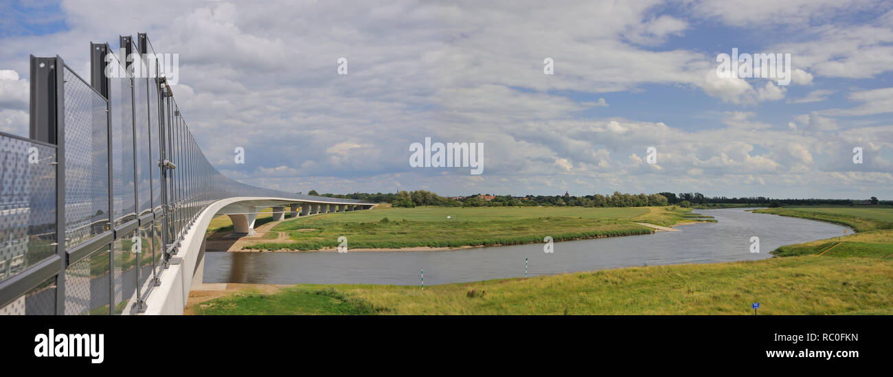 Elbebrücke Mühlberg, Stahlverbundbrücke, Mühlberg an der Elbe, Elberadweg, Landkreis Elbe-Elster, Brandenburg, Deutschland, Europa | Elbe Bridge Muehl Stock Photo