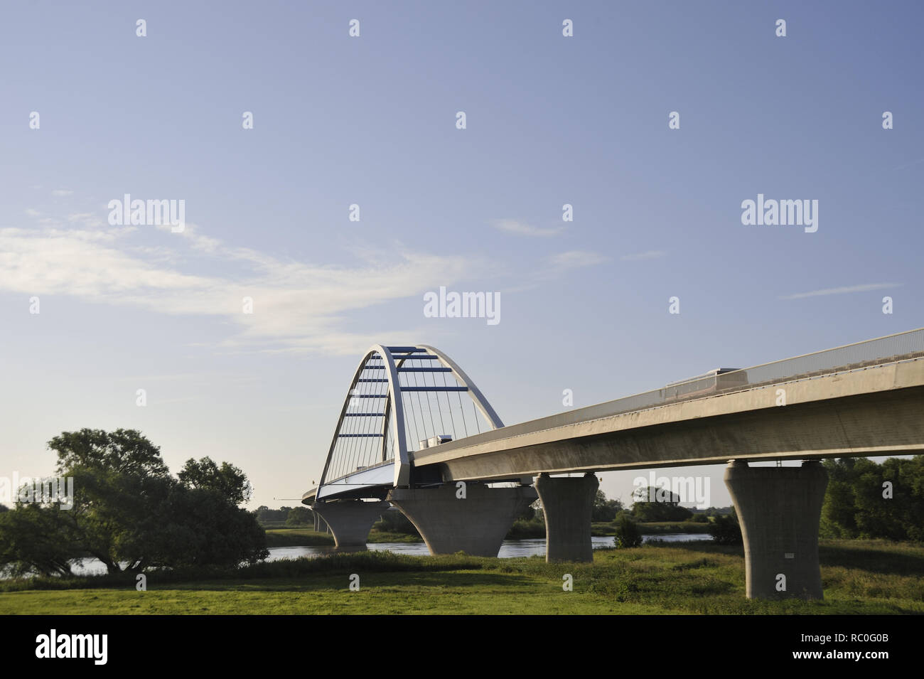 Elbebrücke Tangermünde, B 188 von Stendal nach Rathenow, Elbe, Tangermünde,  Altmark, Landkreis Stendal, Sachsen-Anhalt, Deutschland, Europa | Elbe br Stock Photo