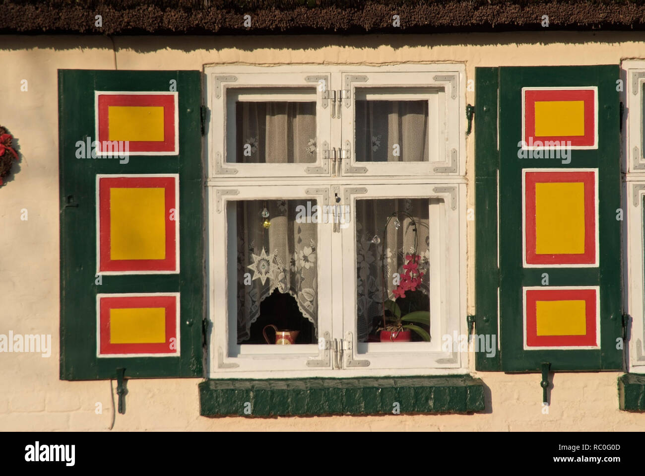 Fenster im alten Kapitänshaus, Born, Darss, Fischland-Darss-Zingst, Mecklenburg-Vorpommern, Deutschland, Europa | window in an old captain's house, Bo Stock Photo