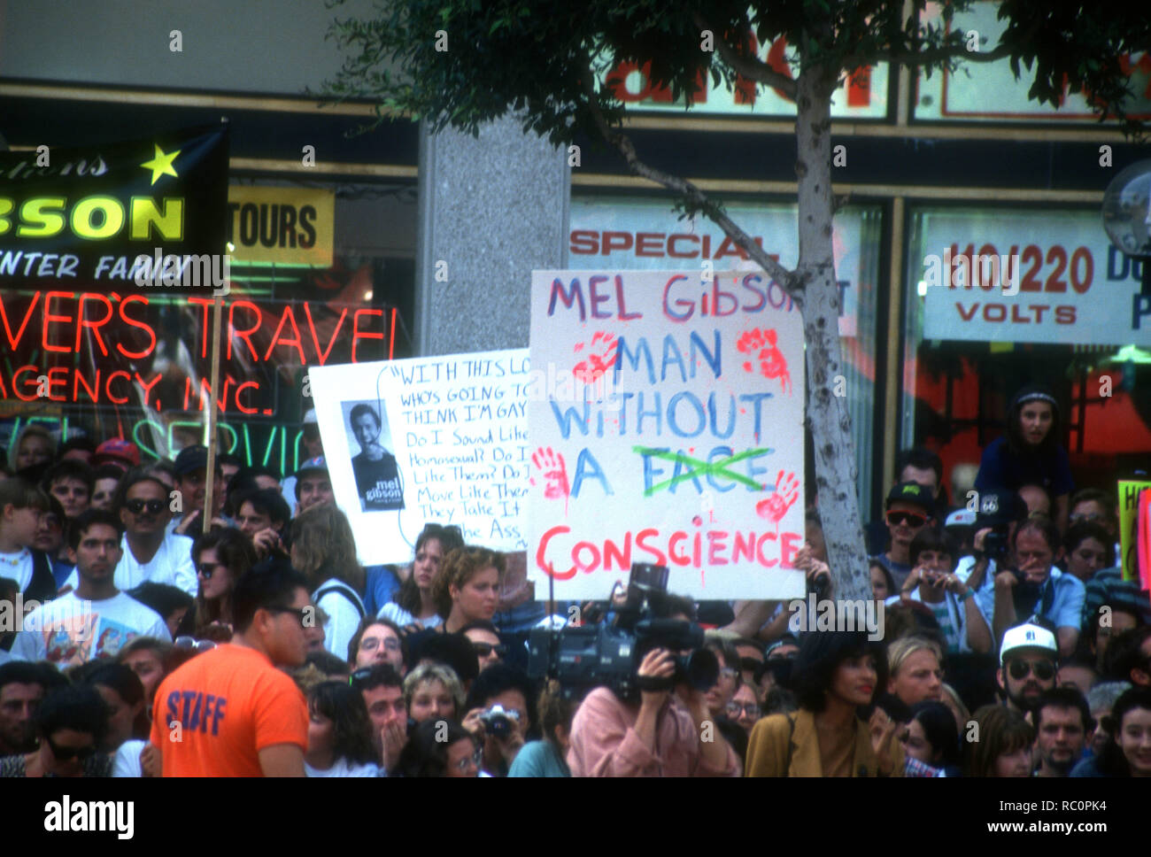 HOLLYWOOD, CA - AUGUST 23: A general view of fans and protestors as actor Mel Gibson places his hand and foot prints in cement on August 23, 1993 at Mann's Chinese Theatre in Hollywood, California. Photo by Barry King/Alamy Stock Photo Stock Photo