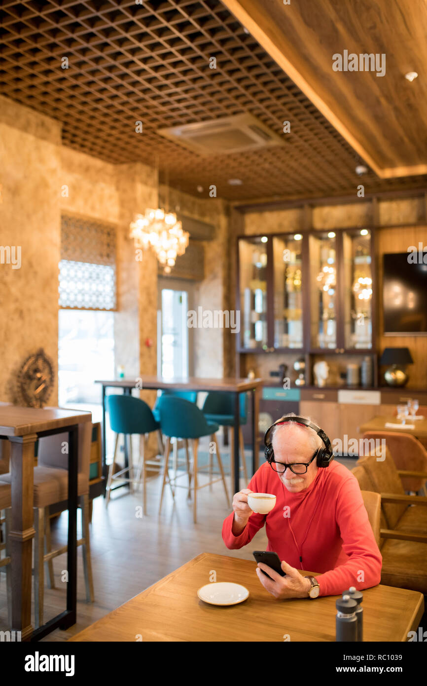 Using modern gadget internet hi-res stock photography and images - Alamy