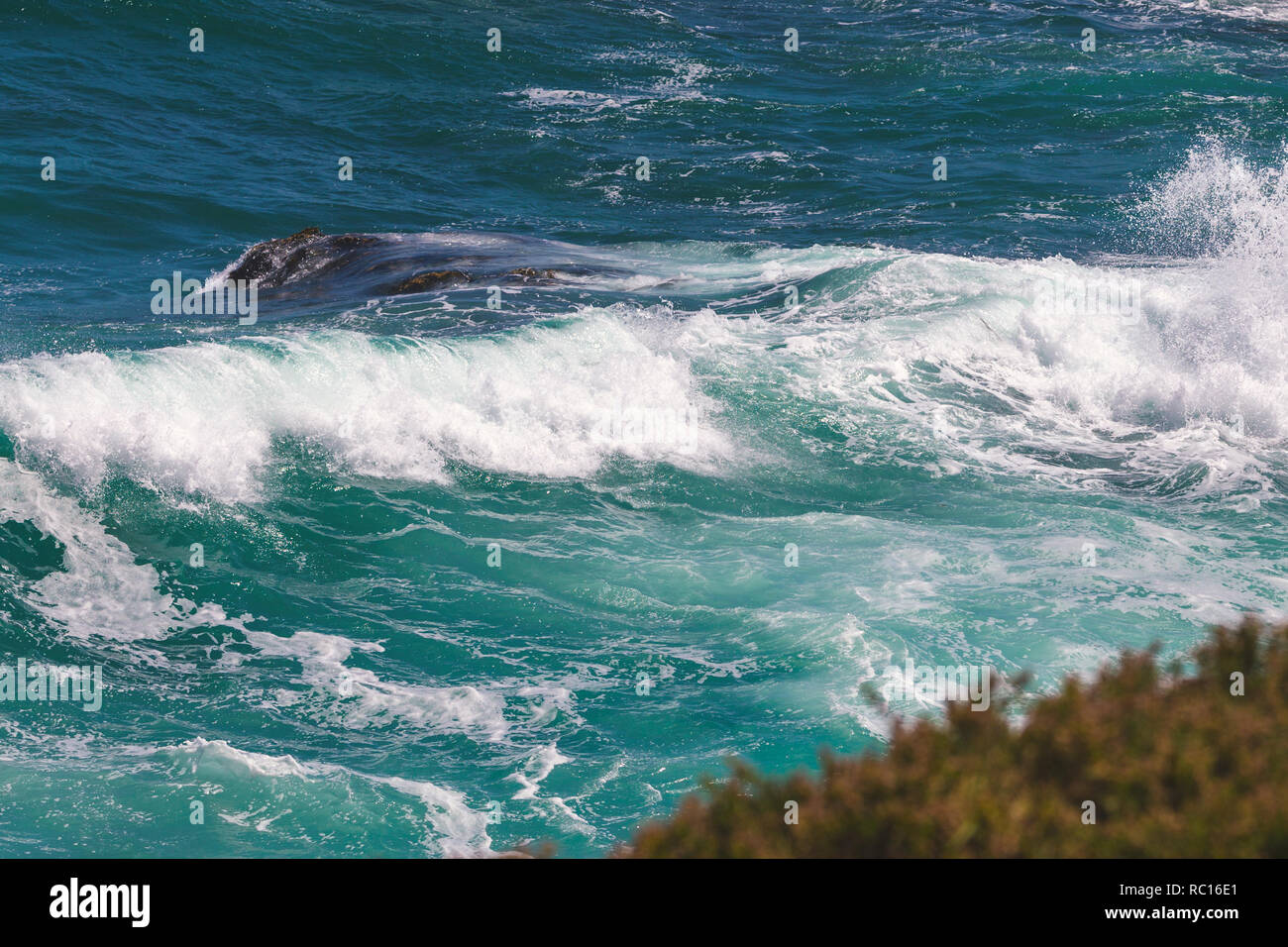 Ocean wave with white foam and turquoise water Stock Photo - Alamy