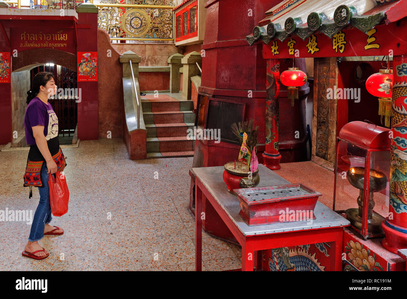 Chinese temple altar candle hi-res stock photography and images - Alamy