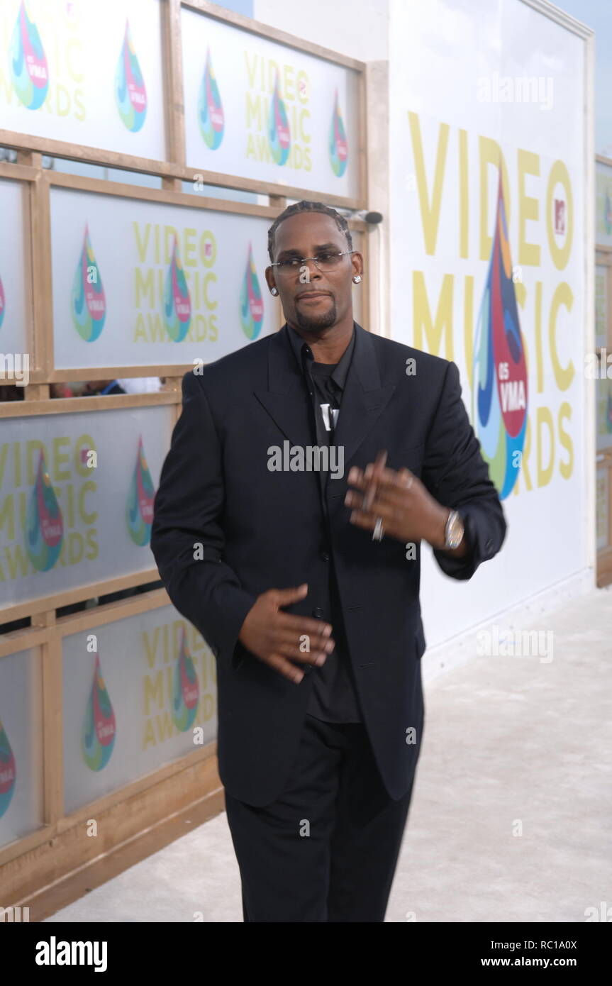 R kelly arrives for the mtv video music awards hi-res stock photography ...