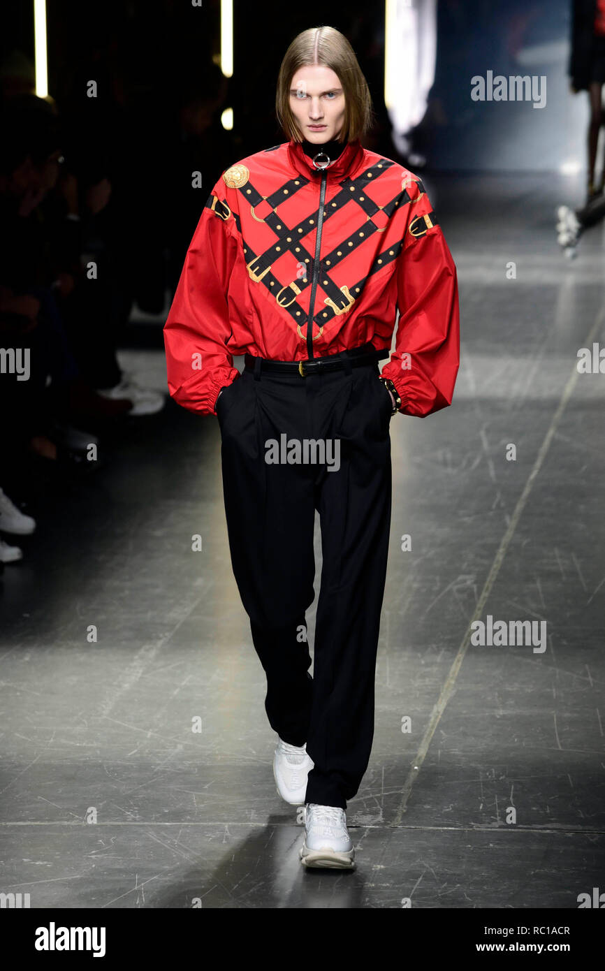 Versace fashion at milan hi-res stock photography and images - Page 54 -  Alamy