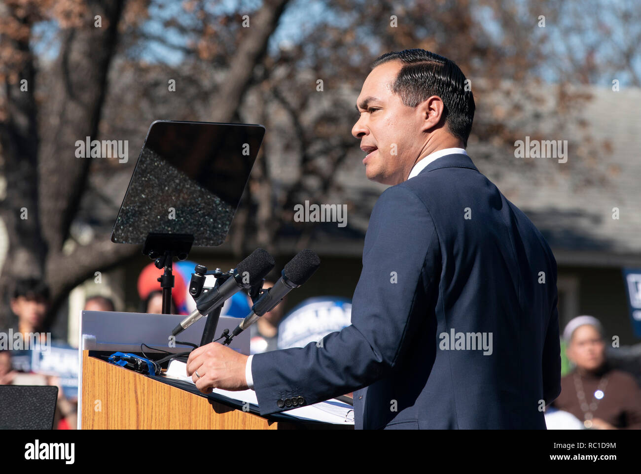 Former San Antonio mayor Julian Castro announces his presidential bid ...