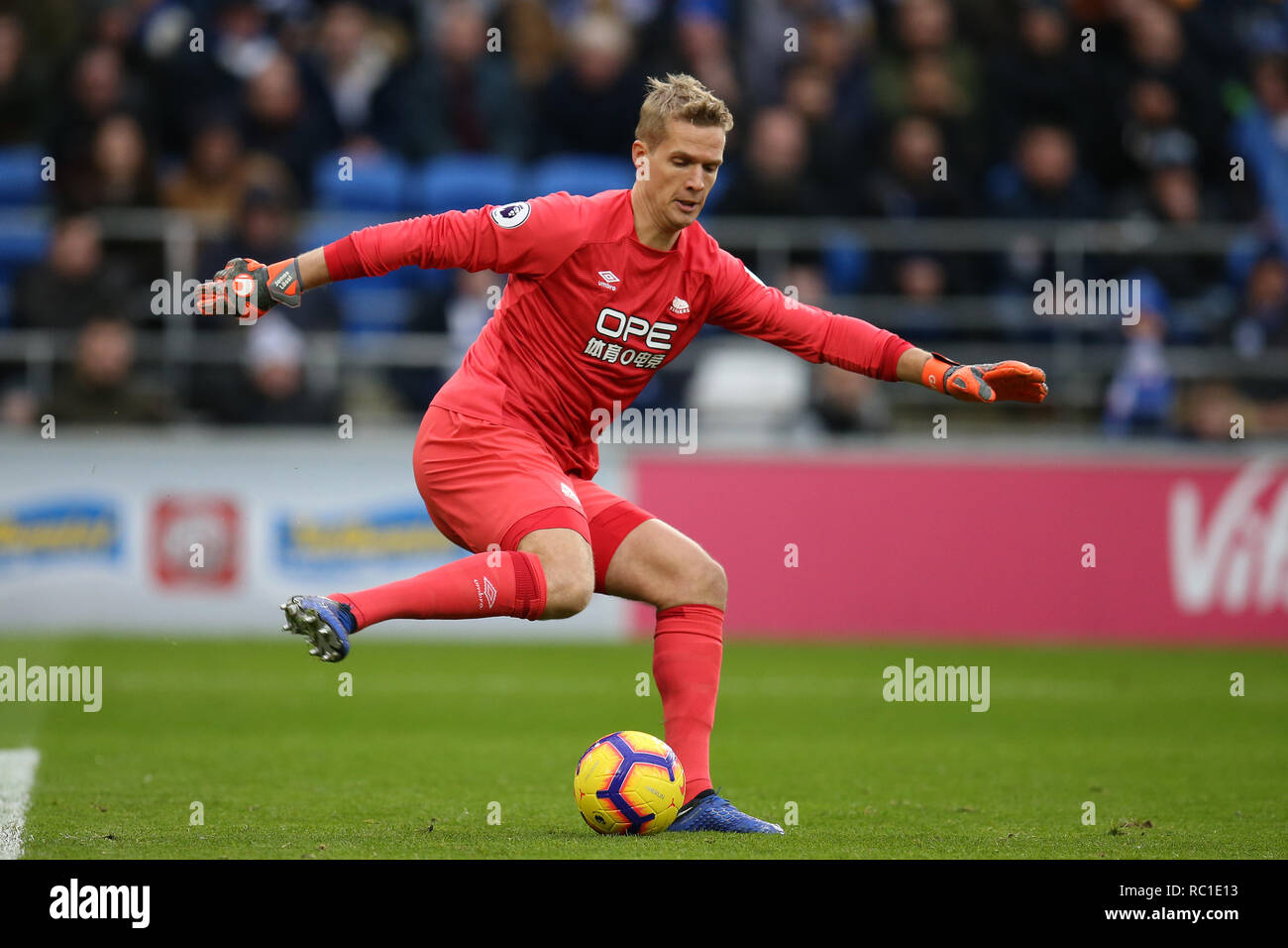 Cardiff City vs. Huddersfield Town (English League Championship) 4