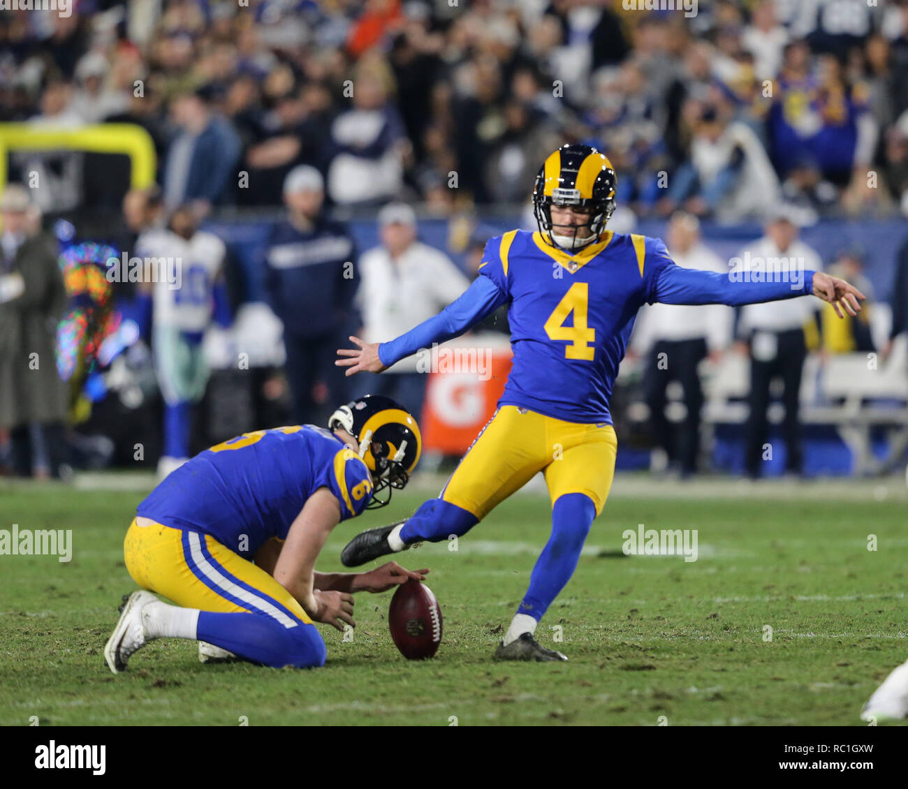 Los Angeles, CA, USA. 12th Jan, 2019. Los Angeles Rams kicker Greg Zuerlein  (4) kicking extra point during the NFL Divisional Playoffs game between  Dallas Cowboys vs Los Angeles Rams at the