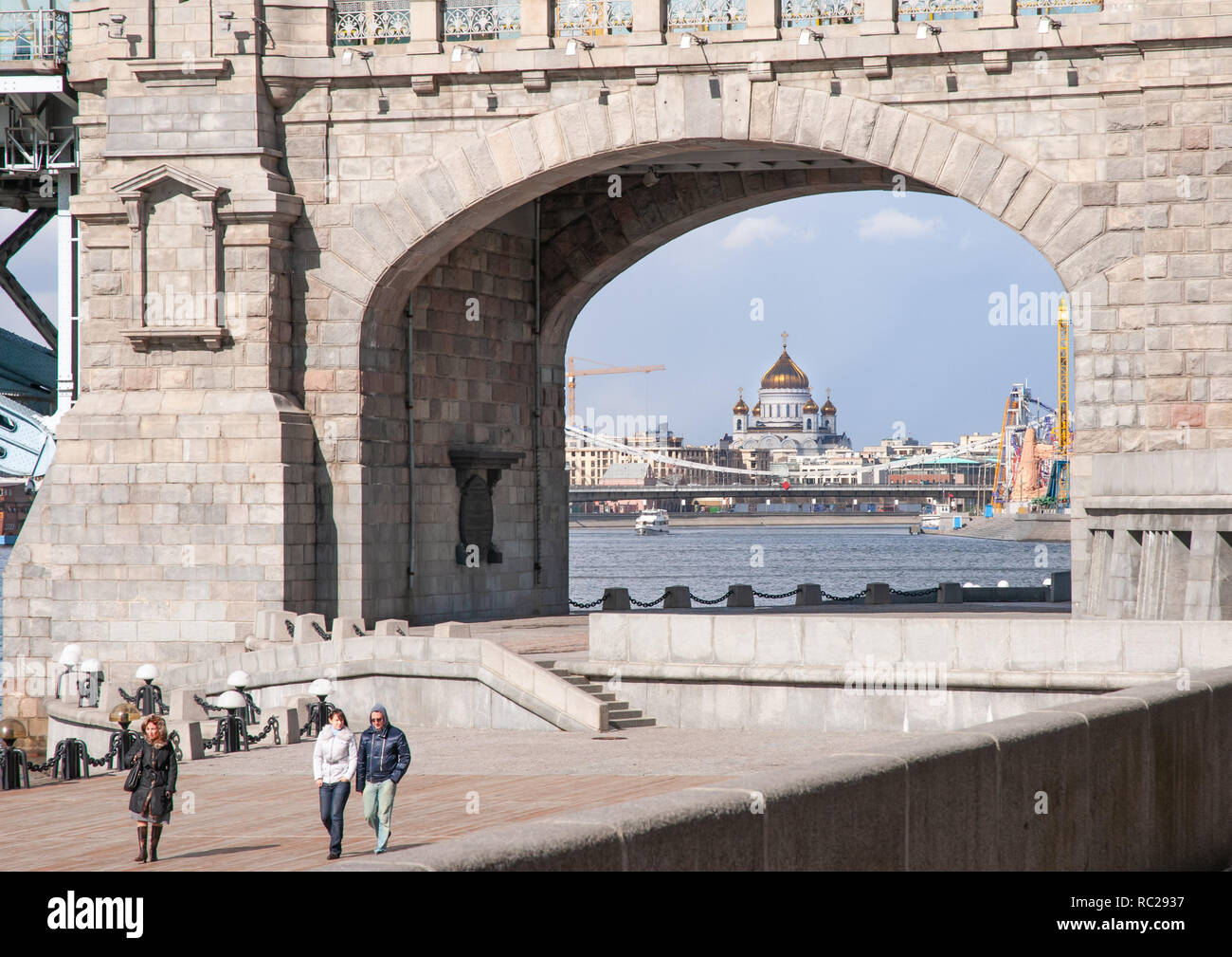 Moscow / Russia - March 18, 2009 - Cathedral of Christ the Saviour  seen through the main arch of the Andreevsky railway bridge from the side of the N Stock Photo