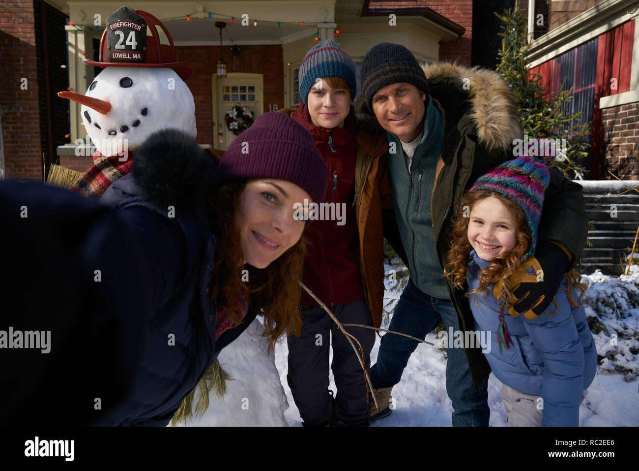 Kimberly Williams-Paisley, Judah Lewis, Oliver Hudson, Darby Camp, 'The Christmas Chronicles' (2018) Credit: Netflix / The Hollywood Archive Stock Photo