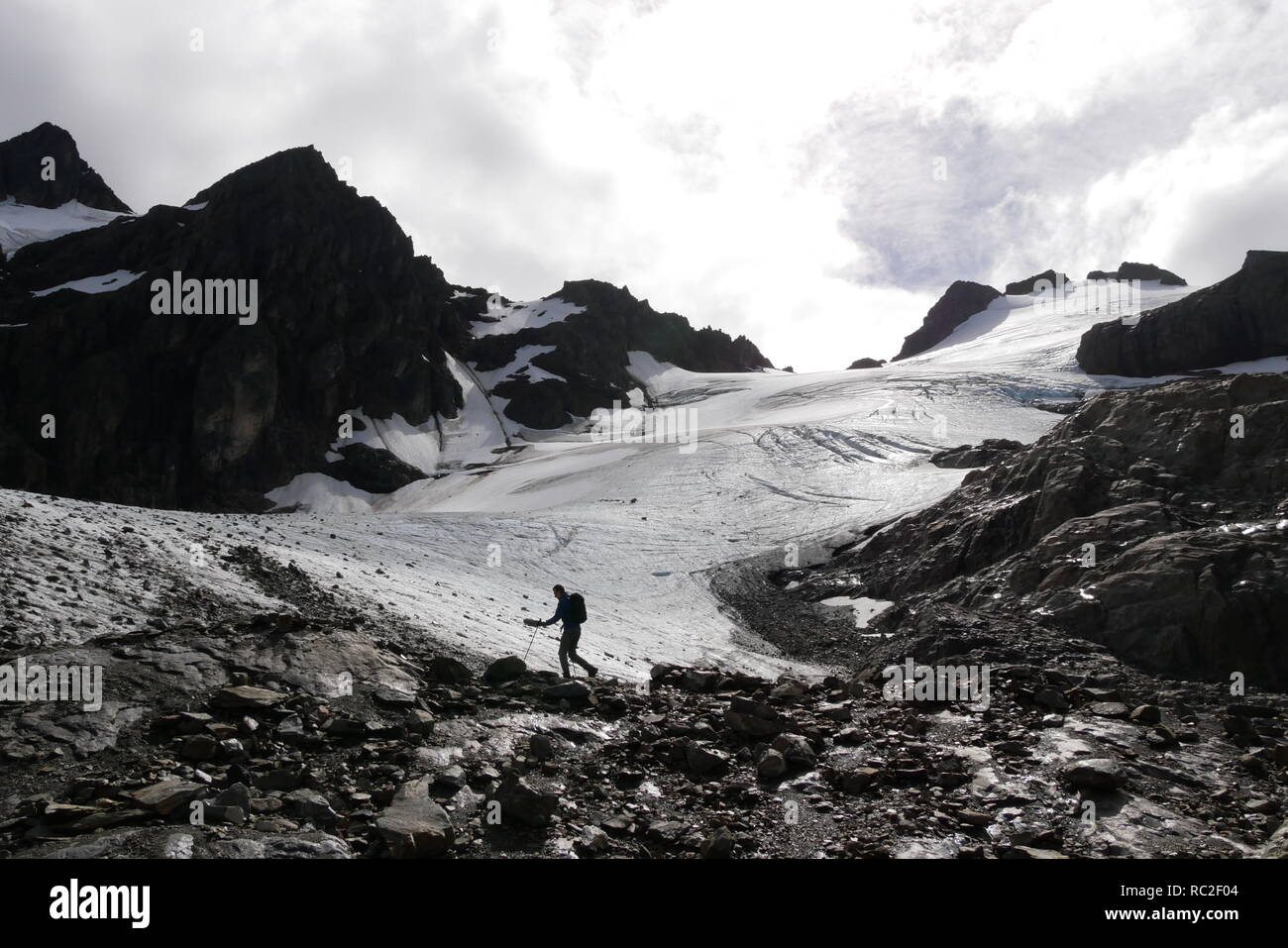 Hiker silhouette hiking in winter hi-res stock photography and images ...